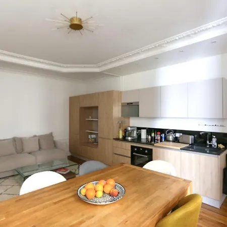 High-End Apartment In Montmartre